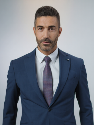 a-professional-studio-portrait-of-a-man-_zcK5WUQYQLauhcmoX4_ciQ_845B5fhTRe6IQZWQgOr7VQ_hd